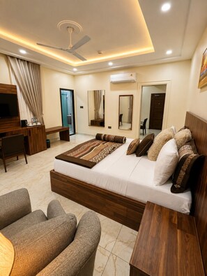 Phòng Suite Deluxe, quang cảnh đồi núi | Két bảo mật tại phòng, bàn, khu vực làm việc phù hợp cho laptop 