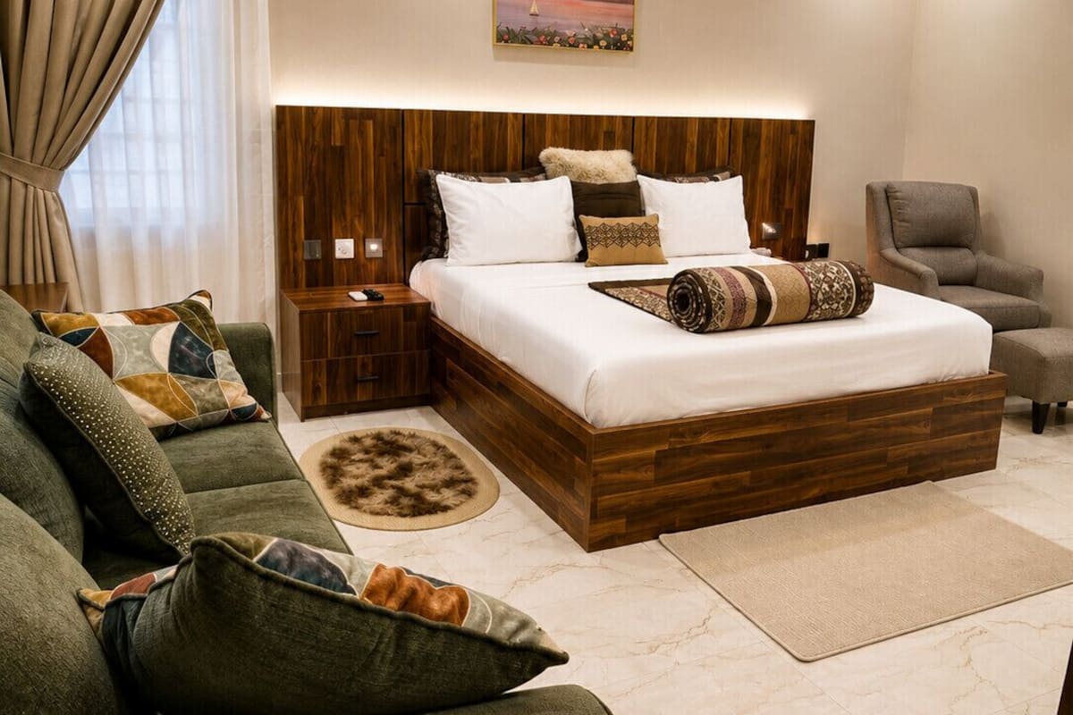 Phòng Suite tiện nghi đơn giản, quang cảnh đồi núi | Két bảo mật tại phòng, bàn, khu vực làm việc phù hợp cho laptop 