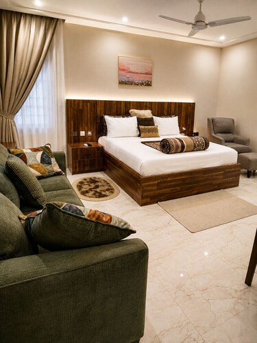Agyenim Grand Hotel 