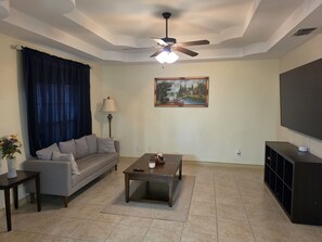 Living area - Perfect 3-bedroom house with AC in beautiful Laredo (Laredo)