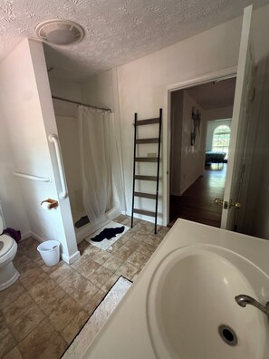 Shower, towels, toilet paper - Private Lake House (Covington)
