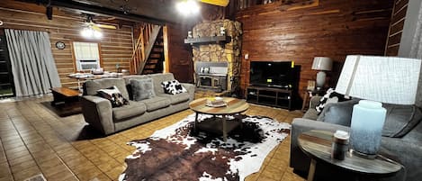 Smart TV, chimenea y libros