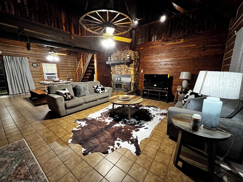 4-bedroom cabin on the lake with Fire Pit, grill, family games, fishing poles