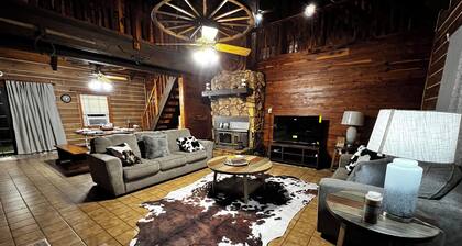 4-bedroom cabin on the lake with Fire Pit, grill, family games, fishing poles