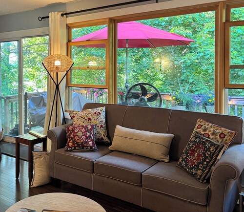 Designer Home Near Downtown—Gourmet kitchen—sleeps 10–Where Luxury Meets Nature