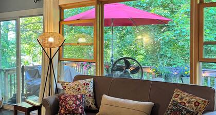 Designer Home Near Downtown—Gourmet kitchen—sleeps 10–Where Luxury Meets Nature