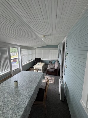 Dining - Peaceful 2-bedroom cabin with window AC in charming Crystal (Crystal)