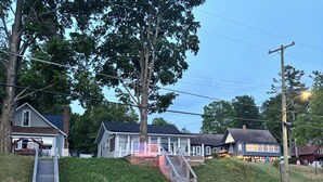 Un quartier résidentiel avec des maisons, un trottoir et une rue.