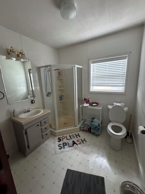 Shower - Peaceful 2-bedroom cabin with window AC in charming Crystal (Crystal)
