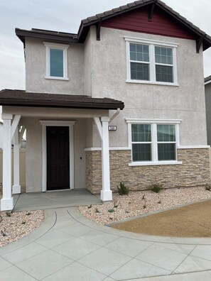 Exterior - Home away from Home/Beautiful 3-bedroom house in charming Palmdale (Palmdale)