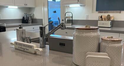 Home away from Home/Beautiful 3-bedroom house in charming Palmdale