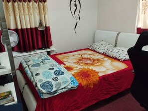 Tabla de planchar con plancha, wifi y ropa de cama 