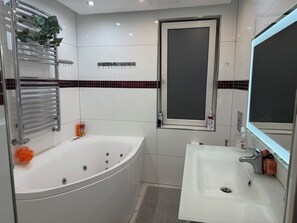 Whirlpool, Haartrockner, Bidet, Handtücher