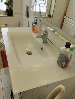 Bañera de hidromasaje, secador de pelo, bidet, toallas