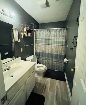 Jetted bath, hair dryer, towels, soap - Spacious 5-bedroom house only minutes from NC/SC Beaches in quaint Tabor City NC (Tabor City)