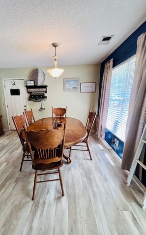 Dining - Spacious 5-bedroom house only minutes from NC/SC Beaches in quaint Tabor City NC (Tabor City)