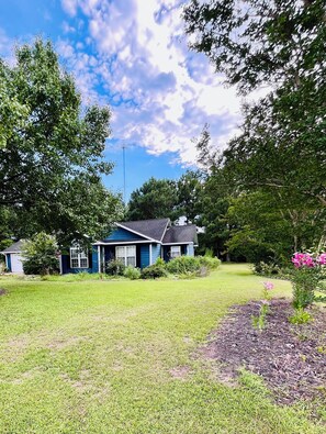 Exterior - Spacious 5-bedroom house only minutes from NC/SC Beaches in quaint Tabor City NC (Tabor City)