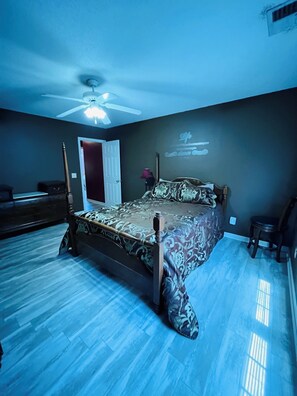 5 bedrooms, iron/ironing board, free WiFi, bed sheets - Spacious 5-bedroom house only minutes from NC/SC Beaches in quaint Tabor City NC (Tabor City)