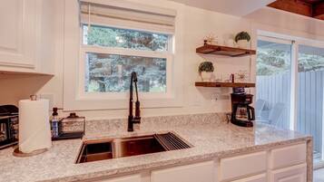 Coffee/tea maker, fridge, microwave, oven