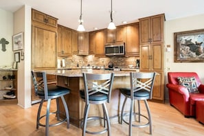 Coffee/tea maker, microwave, oven, stovetop - Vail Simba Run 2 BR Condo with Resort Facilities (Vail)