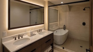 Bañera de hidromasaje, secador de pelo, toallas, jabón