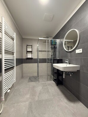 Douche, sèche-cheveux, serviettes fournies, savon