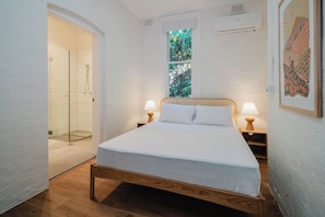 1 bedroom, iron/ironing board, free WiFi, bed sheets - 1 Bedroom Furnished Apartment in Balmain #3 (Balmain)