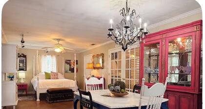 THE VELVET ANTLER! A Lufkin Cozy Cottage!