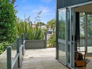 Terrace/patio - Funky in Fitz - Relax and Enjoy (New Plymouth)