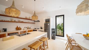 Villa Luxury, 3 camere da letto, vista piscina | Cucina privata | Frigorifero, microonde, forno, piano cottura
