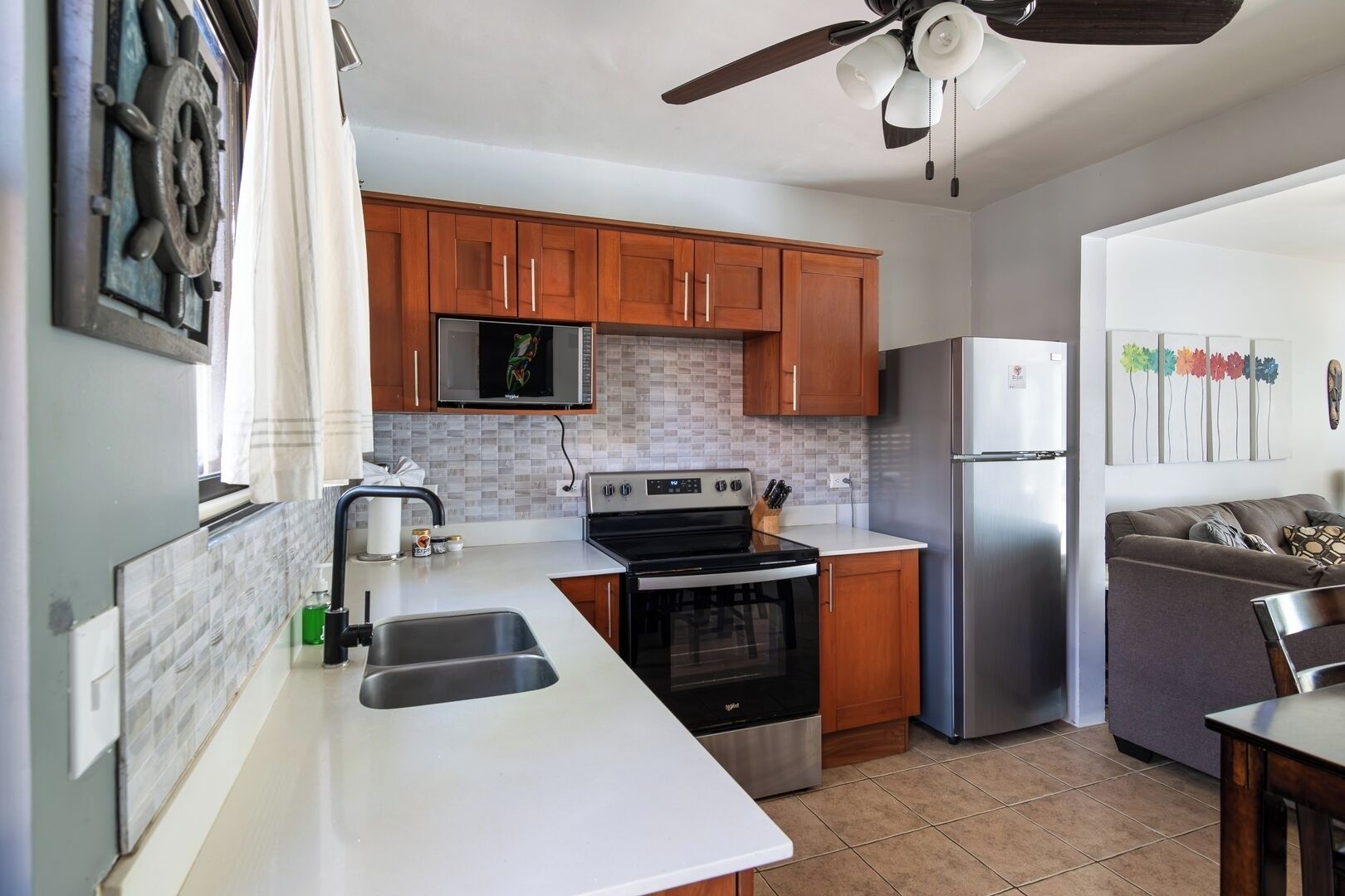 Coffee/tea maker, fridge, microwave, oven