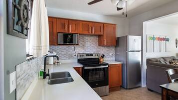 Coffee/tea maker, fridge, microwave, oven