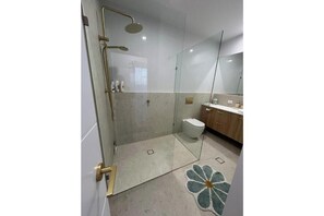 Shower, hair dryer, towels, soap - AS NEW Relaxing and quiet space with Country Views (Cumbalum)