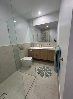 Shower, hair dryer, towels, soap - AS NEW Relaxing and quiet space with Country Views (Cumbalum)