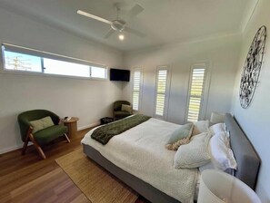 Iron/ironing board, WiFi, bed sheets - AS NEW Relaxing and quiet space with Country Views (Cumbalum)
