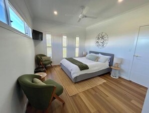 Tabla de planchar con plancha, wifi, ropa de cama