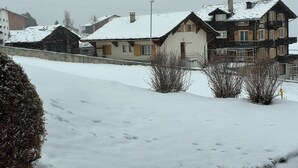 Una zona residencial cubierta de nieve con casas y cielo despejado.