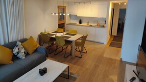 Un apartamento moderno con comedor, cocina y sala de estar.