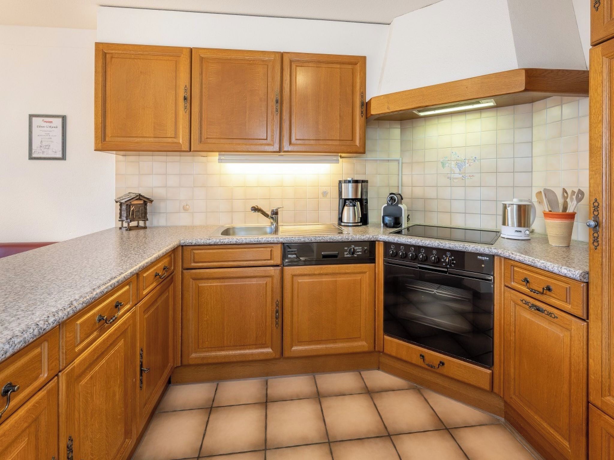 Kühlschrank, Geschirrspüler, Kochgeschirr/Geschirr/Besteck