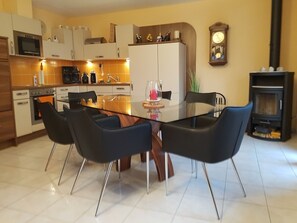 Kühlschrank, Mikrowelle, Ofen, Geschirrspüler