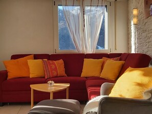 Fernseher, Kamin, DVD-Player
