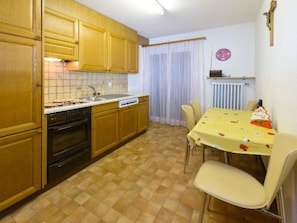 House - Ferienwohnungen Schmiedstube 420, (Grächen), by Interhome (Grächen)