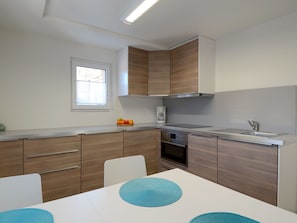 Kühlschrank, Mikrowelle, Ofen, Geschirrspüler