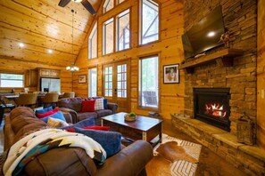 Smart-TV, Kamin, Videospiele, Bücher