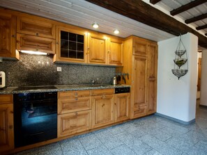 Kühlschrank, Ofen, Geschirrspüler, Kochgeschirr/Geschirr/Besteck