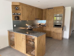Kühlschrank, Ofen, Geschirrspüler, Kochgeschirr/Geschirr/Besteck