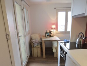 Kühlschrank, Mikrowelle, Ofen, Geschirrspüler