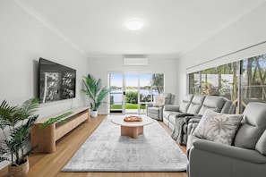 TV, offices - Bribie Waterfront Retreat - Pontoon, Pool & Kayaks (Bribie Island Region)