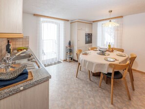 Kühlschrank, Ofen, Geschirrspüler, Kochgeschirr/Geschirr/Besteck