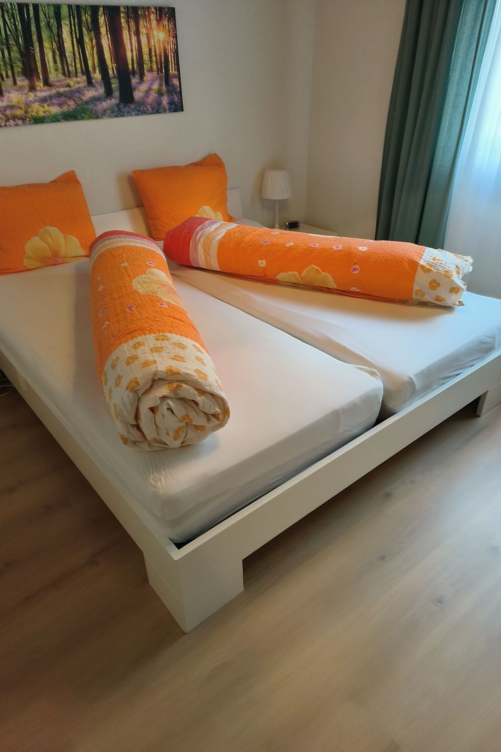 Une chambre d’hôtel avec un lit, des oreillers et une couverture pliée.